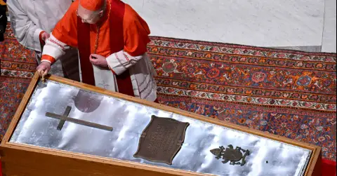 photo of late pope burial